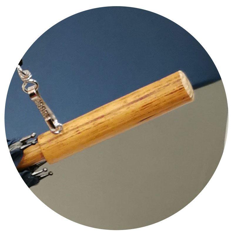 Holz, leicht geflammt und lackiert