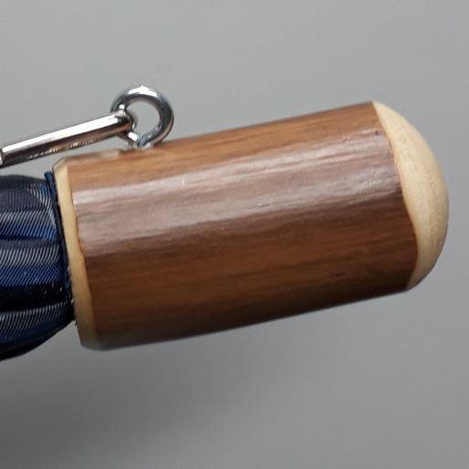 Echtholz Kastanie, naturgewachsen, je nach Verfügbarkeit zwischen 24mm und 28mm Durchmesser